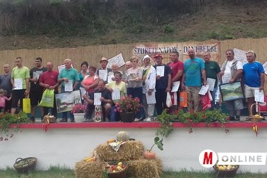 A győztes csapatok képviselői és a szervezők (kép: Kazinczy Paszterkó Diana)