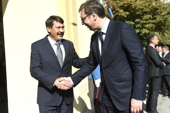 Aleksandar Vučić szerb elnök fogadja Áder János magyar köztársasági elnököt a zentai polgármesteri hivatal előtt (MTI Fotó: Bruzák Noémi)