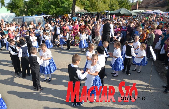 A néptáncosok fellépése a piactérnél (Lakatos János felvétele)