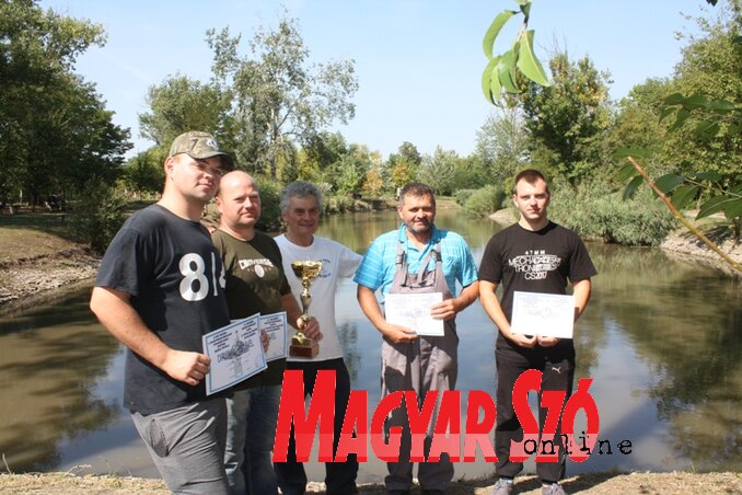 A nyertes csapat, Lukácsék a vándorserleggel és a Pacséri Horgászegyesület elnöke, Nagy Sándor (Kazinczy Paszterkó Diana felvétele)