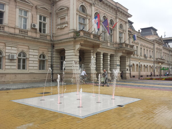 Tegnap délelőtt csak a községháza előtti szökőkút működött (Fotó: Fehér Rózsa)