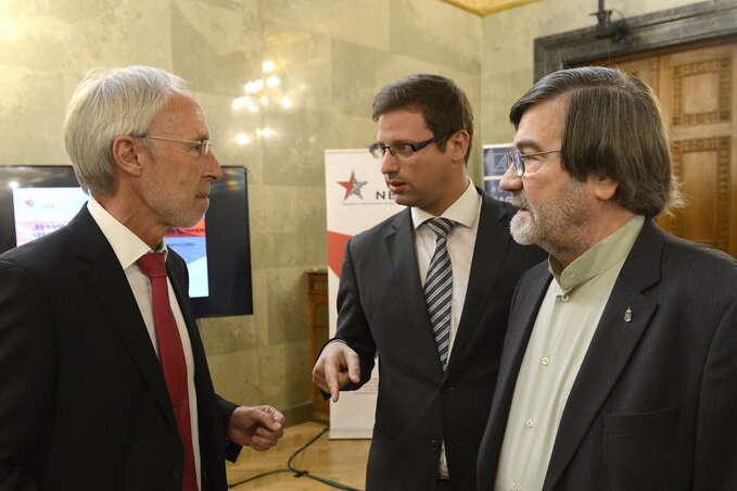 Frank Spengler, a Konrad Adenauer Alapítvány magyarországi képviselet-vezetője, Gulyás Gergely és Kónya Imre, az MDF frakcióvezetője az Antall-kormány idején (Fotó: MTI)