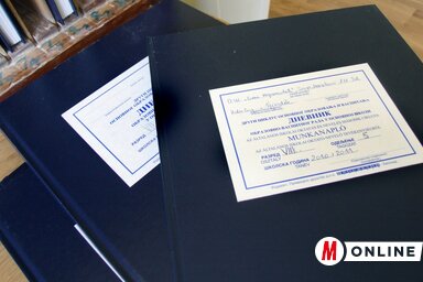 A hagyományos naplókat egyre több iskolában az e-napló váltja fel (Dávid Csilla illusztrációja)