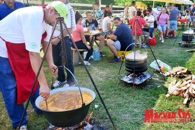 Száz bográcsban főtt a bab a cseneji versenyen (Dávid Csilla felvétele)