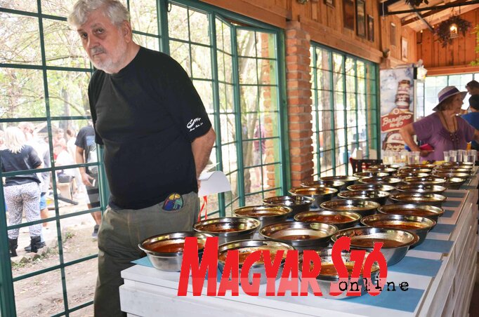 A szigorú zsűrielnök, Petar Samardžija szemmel tartja a mintákat (Dávid Csilla felvétele) A szigorú zsűrielnök, Petar Samardžija szemmel tartja a mintákat (Dávid Csilla felvétele)