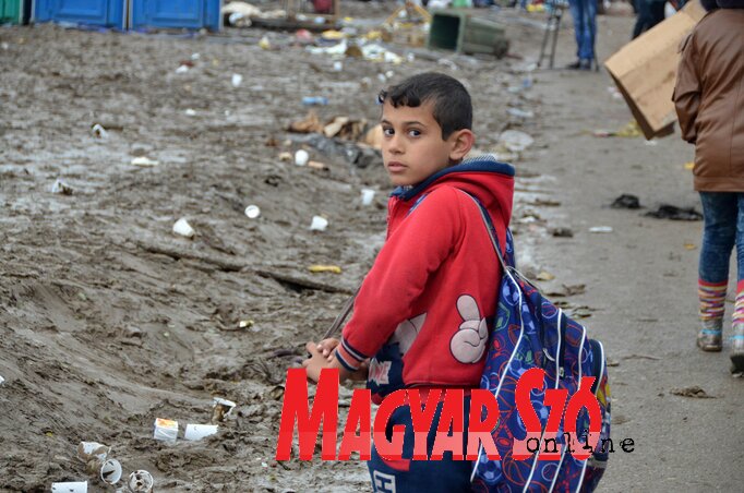 Menekült kisfiú Šid közelében (Ótos András felvétele)