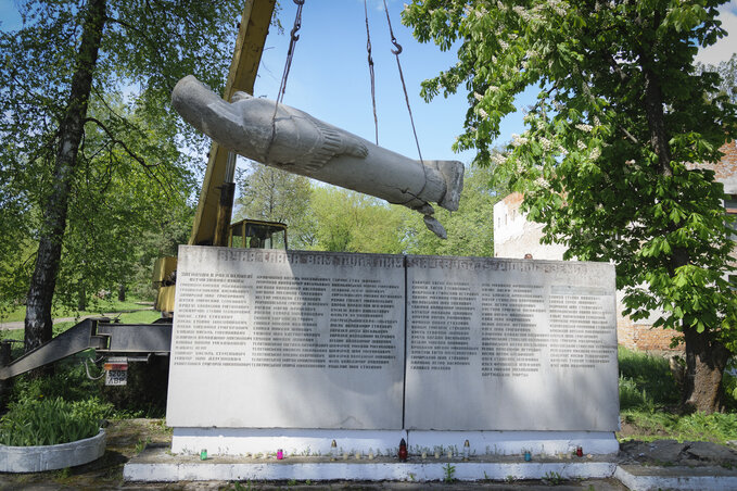 Minden eltűnik, ami a szovjet, avagy orosz érát idézi. Pénteken a II. világháborúban elesett szovjet harcosoknak állított emlékművet szedték szét a lvovi térségben található Pnikut településen (AP/Beta)
