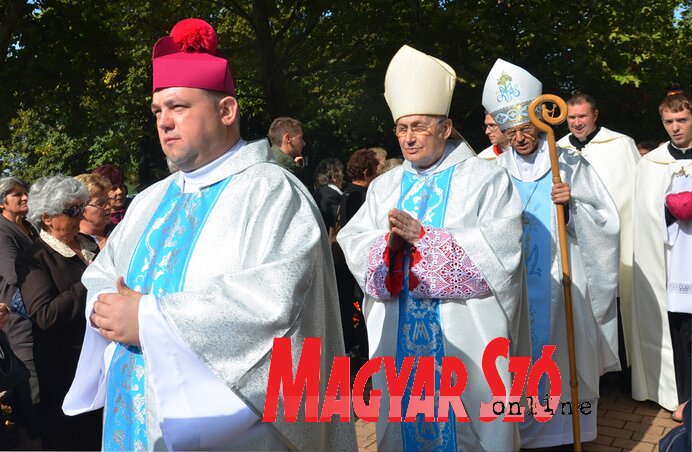 Verebélyi Árpád a kegyhely igazgatója, msgr Pénzes János szabadkai megyéspüspök és Majnek Antal munkácsi megyéspüspök a körmenetben (Dávid Csilla felvétele) Verebélyi Árpád a kegyhely igazgatója, msgr Pénzes János szabadkai megyéspüspök és Majnek Antal munkácsi megyéspüspök a körmenetben (Dávid Csilla felvétele)