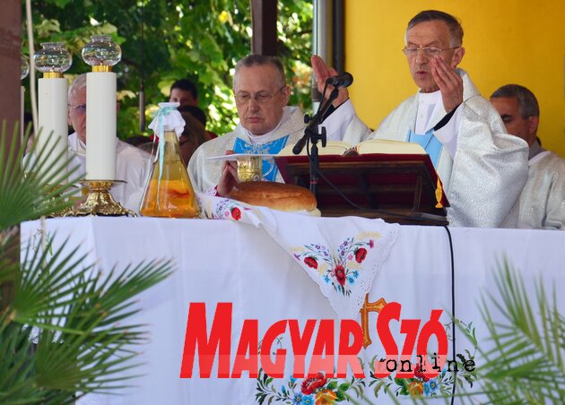 Majnek Antal kárpátaljai püspök 15 év után ismét misézett Doroszlón (Dávid Csilla felvétele) Majnek Antal kárpátaljai püspök 15 év után ismét misézett Doroszlón (Dávid Csilla felvétele)