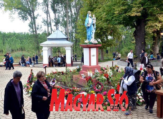 A Mária-szobornál nem csak virágot, de ajándékokat is hagynak a hívek (Dávid Csilla felvétele) A Mária-szobornál nem csak virágot, de ajándékokat is hagynak a hívek (Dávid Csilla felvétele)