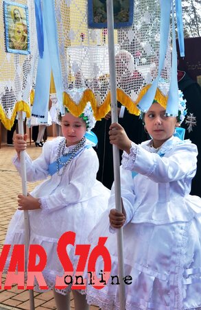 A Mára-lányok doroszlói ünnepi népviseletben (Dávid Csilla felvétele)