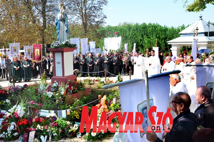Az Oltáriszentség körmenet után Szűz Mária oltalmába ajánlotta a kárpátaljai püspök a délvidéki magyarságot (Dávid Csilla felvétele) Az Oltáriszentség körmenet után Szűz Mária oltalmába ajánlotta a kárpátaljai püspök a délvidéki magyarságot (Dávid Csilla felvétele)