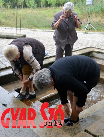 Sokan megmossák fájós testrészeiket (Dávid Csilla felvétele) Sokan megmossák fájós testrészeiket (Dávid Csilla felvétele)