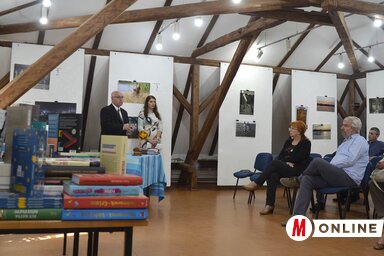 Hajnal Jenő, az MNT elnöke a topolyai könyvtárban. Előtérben az új könyvek (Herceg Elizabetta felvétele)