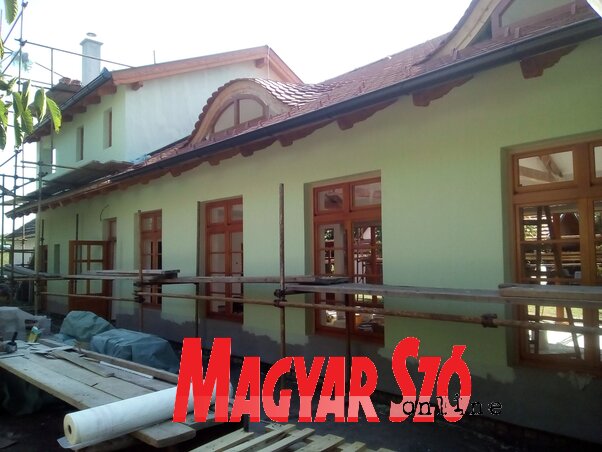A templomkertben a magyar kormány támogatásából épül a Márton Áron közösségi ház, amelyben helyet kap majd a Gaál Ferenc MME, a hittanosok, a fiatalok, a cserkészek, meg egyéb közösségi rendezvények helyszíne is lesz ez az épület (Kabók Erika felvétele) A templomkertben a magyar kormány támogatásából épül a Márton Áron közösségi ház, amelyben helyet kap majd a Gaál Ferenc MME, a hittanosok, a fiatalok, a cserkészek, meg egyéb közösségi rendezvények helyszíne is lesz ez az épület (Kabók Erika felvétele)