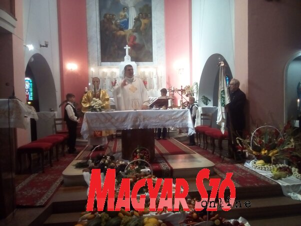 A hálaadó szentmisére, illetve a gazdák és a termés megáldására terméskompozícióval díszítették fel a templomot (Kabók Erika felvétele) A hálaadó szentmisére, illetve a gazdák és a termés megáldására terméskompozícióval díszítették fel a templomot (Kabók Erika felvétele)
