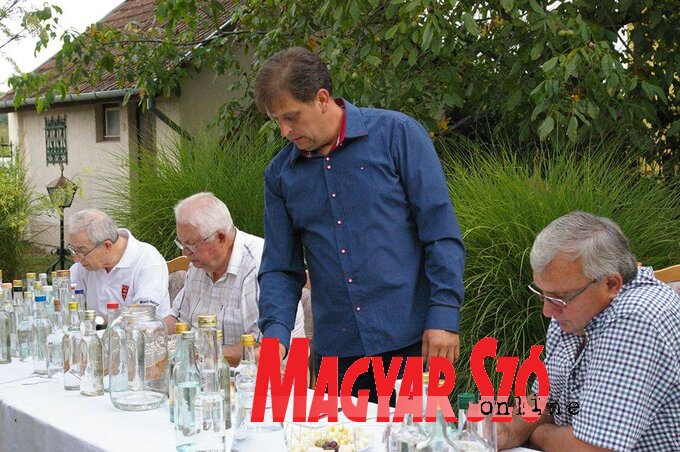 A zsűri 72 minta közül választotta ki a legjobb pálinkát (Bódity Krisztián felvétele) A zsűri 72 minta közül választotta ki a legjobb pálinkát (Bódity Krisztián felvétele)