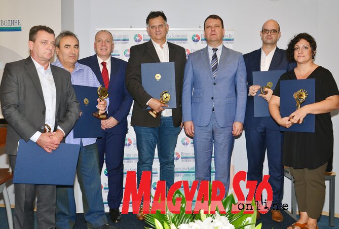 A díjazottak a tartományi kormányfővel (Dávid Csilla felvétele)
