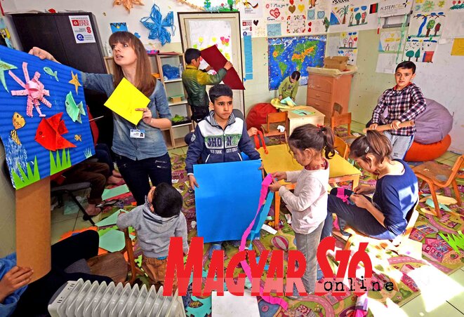 A szabadkai befogadóközpontban önkéntesek foglalkoznak a migráns gyerekekkel (Fotó: Gergely Árpád)