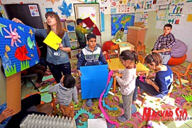 A szabadkai befogadóközpontban önkéntesek foglalkoznak a migráns gyerekekkel (Fotó: Gergely Árpád)