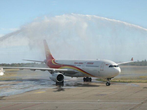 Vízsugárral köszöntötték az érkező gépet (Fotó: Beta)