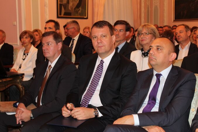 Több mint száz üzletember vett részt a nyitórendezvényen. Az első sorban: Babity János, Igor Mirović és Đorđe Milićević (Fotó: vojvodina.gov.rs)