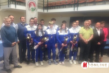 Érmes birkózók, sportvezetők és politikusok a Vajdasági Birkózóakadémián megtartott köszöntésen (a szerző felvétele)