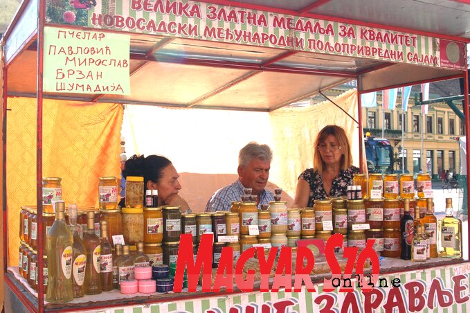 A méz, a természet egyik legerősebb antibiotikuma, a természetgyógyászat köhögés csillapítására, immunerősítőként ajánlja (Bozsoki Valéria felvétele)