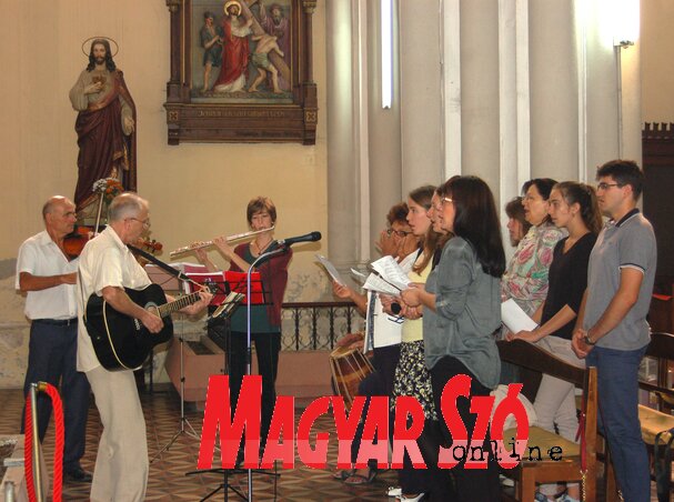 Az ifjúsági szentmisében Szöllősi László (hegedű), Szöllősi Csaba (gitár), Sóti Klára (fuvola) és az énekesek karizmatikus dalokat adtak elő (Fotó: Bozsoki Valéria)