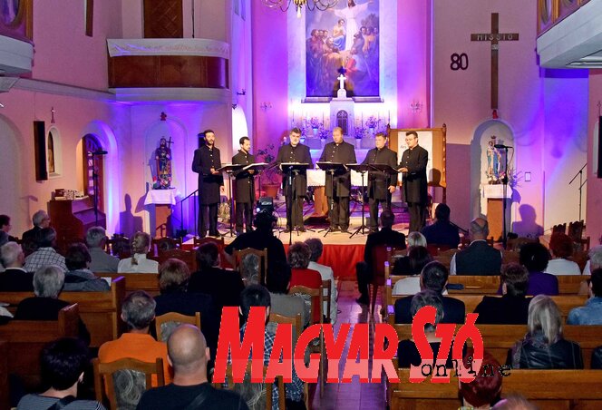 Az UniCum Laude énekegyüttes (fotó: Gergely Árpád) Az UniCum Laude énekegyüttes (fotó: Gergely Árpád)