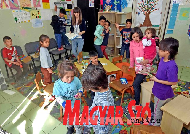 A szabadkai befogadóközpontban lévő gyermekek olykor csak egy-két hétig tartózkodnak ott, így nincs esélyük nagyobb ismeretanyag megszerzésére (Fotó: Gergely Árpád)
