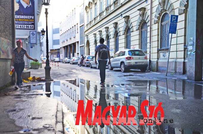 Újvidéken a központi Posta épülete mögött húzódik a város talán legkisebb utcája, a Posta utca, amelyet nemsokára teljesen felújítanak és lezárnak a gépjárműforgalom elől (Dávid Csilla felvétele)