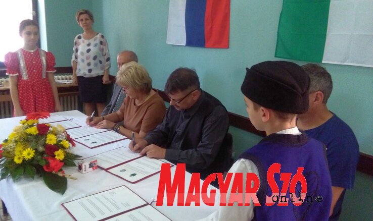 Sáfrány Ágnes és Bartok Tibor írta alá a megállapodást (Csincsik Zsolt felvétele)