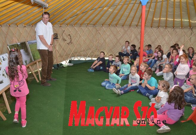 Vidám hangulatban zajlott az előadás (Lakatos János felvétele)