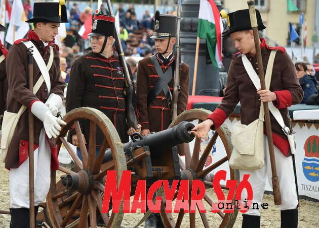 A ló a legnehezebb időkben, a háborúkban is nagy segítségre volt az embernek, ha kell ágyút is húzott A ló a legnehezebb időkben, a háborúkban is nagy segítségre volt az embernek, ha kell ágyút is húzott