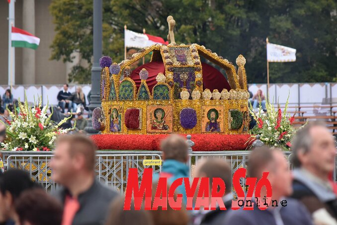 Virágokkal ékesített korona a Hősök Terén Virágokkal ékesített korona a Hősök Terén