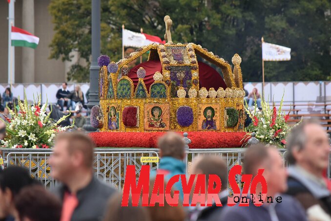 Virágokkal ékesített korona a Hősök Terén