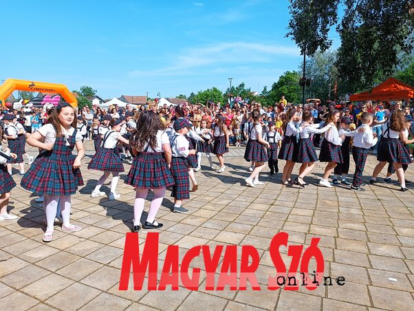 Gyermeknap Topolyán: a színpad környékén ovis-iskolás gyermekcsoportok tánccal léptek közönség elé (Fotó: Kazinczy Paszterkó Diana)