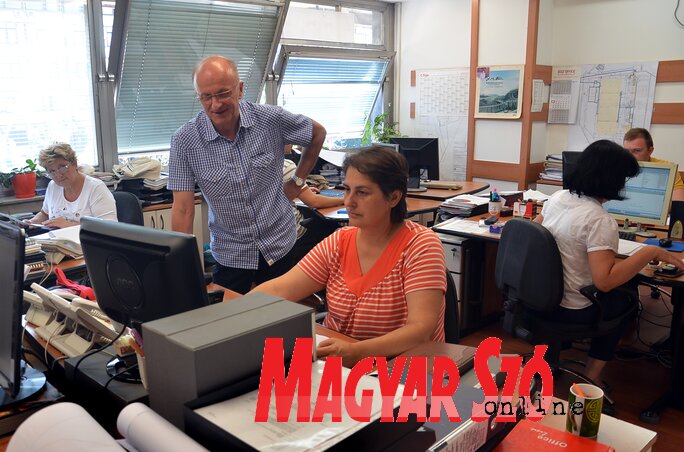 A közszférában dolgozókat érintő létszámstopról szóló döntésnek ma már csupán ellenőrző szerepe van (Dávid Csilla illusztrációja)