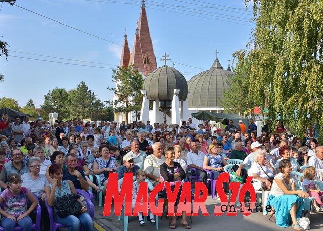 A művelődési műsorokra megtelt a tér az új templom előtt