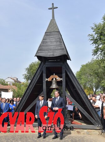 Áder János magyar és Aleksandar Vučić szerb elnök a zentai csata emlékművénél