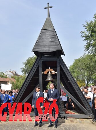 Áder János magyar és Aleksandar Vučić szerb elnök a zentai csata emlékművénél Áder János magyar és Aleksandar Vučić szerb elnök a zentai csata emlékművénél