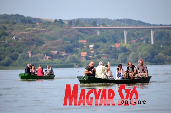 A szigetre csónakkal lehet átjutni A szigetre csónakkal lehet átjutni