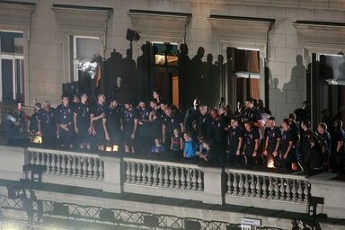Szerbia kosárlabda-válogatottja a belgrádi városháza balkonján (Fotó: Beta)