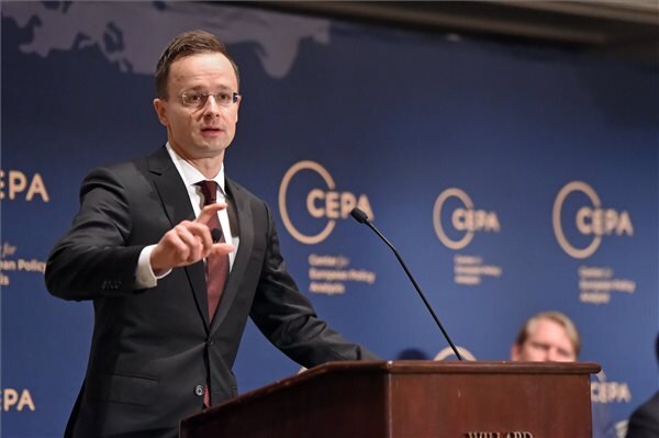 Szijjártó Péter beszédet mond az Európai Politikai Elemző Központ (CEPA) stratégiai fórumán Washingtonban (Fotó: MTI)