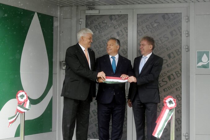 Szalay Ferenc szolnoki polgármester, Orbán Viktor és Béres József (Foró: MTI)