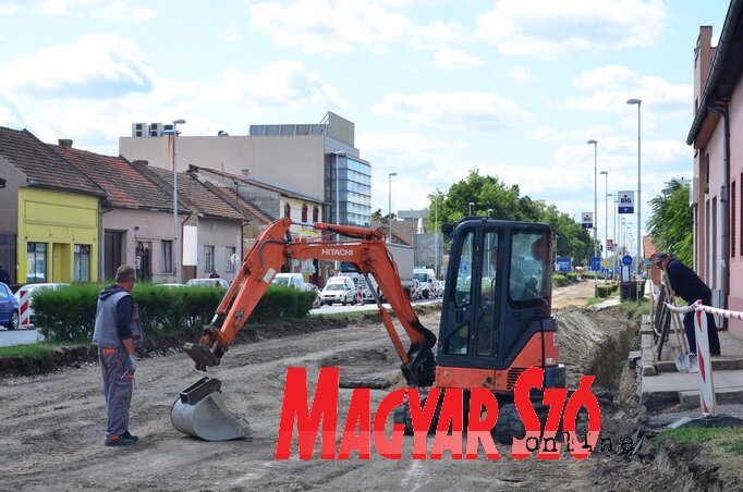 A Partizán utca a legzajosabb, több ezer nyergesvontató vonul keresztül rajta éjjel-nappal. Gyakran kell újraaszfaltozni, hiszen hatalmas a terhelése. Most is útrekonstrukciós munkálatok folynak itt (Dávid Csilla felvétele)