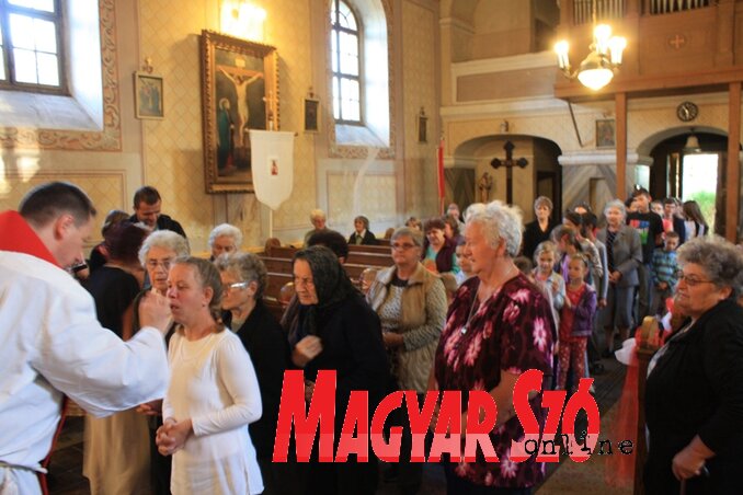 Szép számú hívő látogatott el a pacséri Szentkereszt felmagasztalásának szentelt katolikus templom ünnepére (Kazinczy Paszterkó Diana felvétele)
