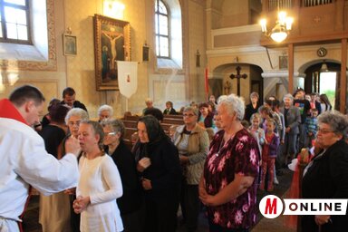 Szép számú hívő látogatott el a pacséri Szentkereszt felmagasztalásának szentelt katolikus templom ünnepére (Kazinczy Paszterkó Diana felvétele)