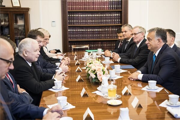 Orbán Viktor és Jaroslaw Kaczynski, a kormányzó lengyel nemzeti konzervatív Jog és Igazságosság Pártjának elnöke (b3) tárgyal (Fotó: MTI)